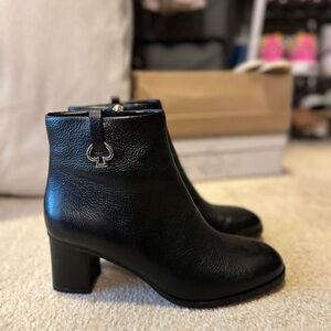NEW KATE SPADE NEW YORK MANHATTAN BLACK PEBBLE LEATHER ANKLE BOOTS.